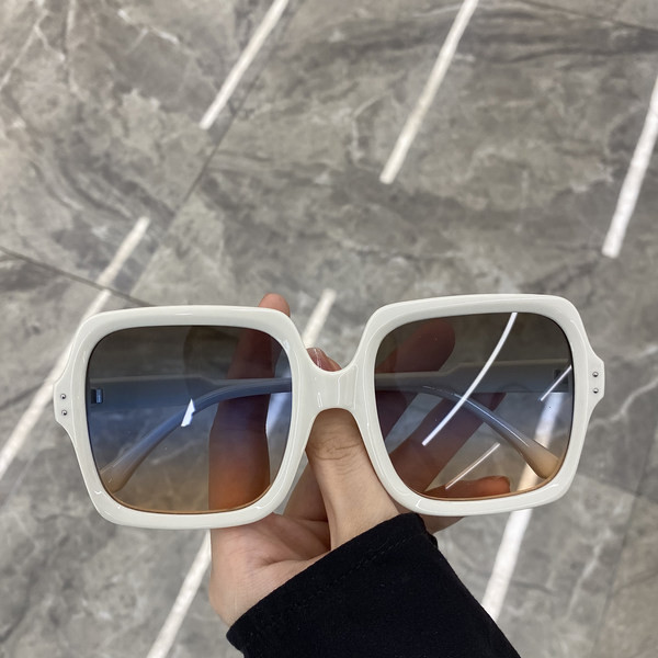 Moodsad neljakandilised prillid naistele