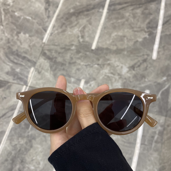 Moodsad UV-kaitsega naiste päikeseprillid - ümara kujuga