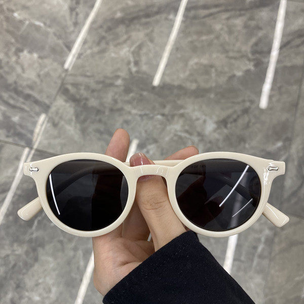 Moodsad UV-kaitsega naiste päikeseprillid - ümara kujuga