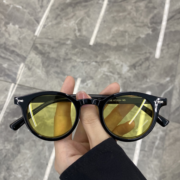 Moodsad UV-kaitsega naiste päikeseprillid - ümara kujuga