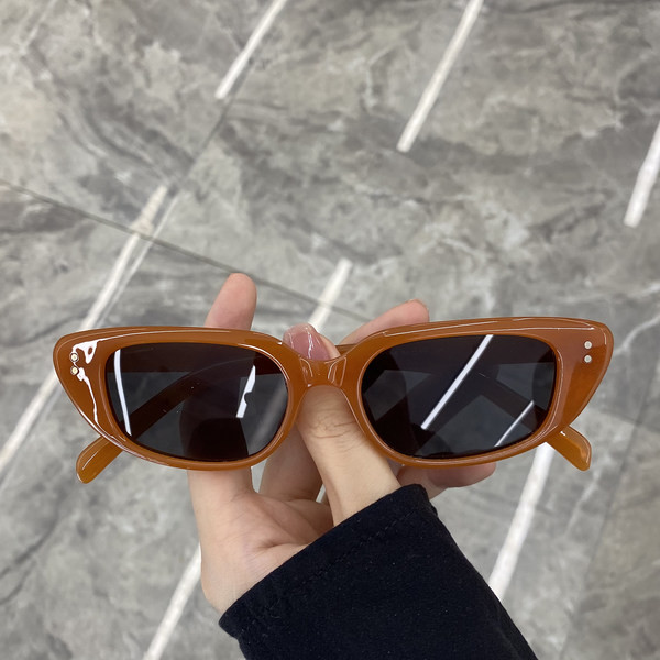 Naujo modelio moteriški akiniai katėms