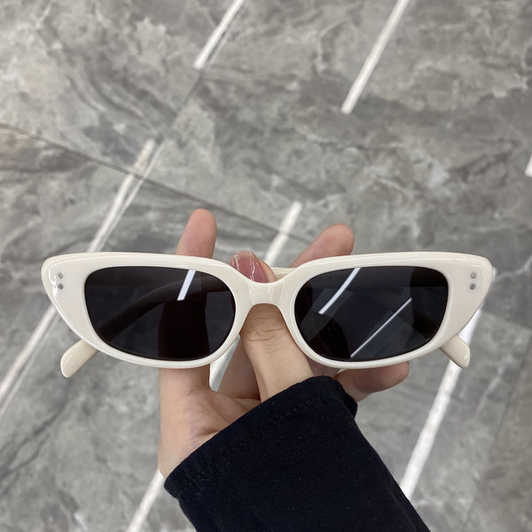 Naujo modelio moteriški akiniai katėms