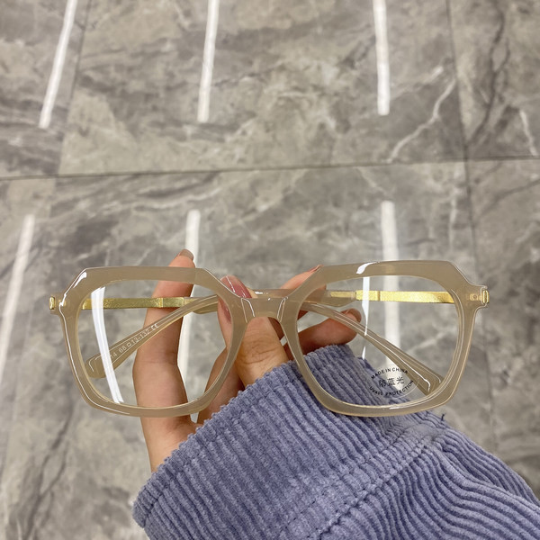 Moteriški laisvalaikio akiniai spalvotais rėmeliais ir skaidrūs akiniai