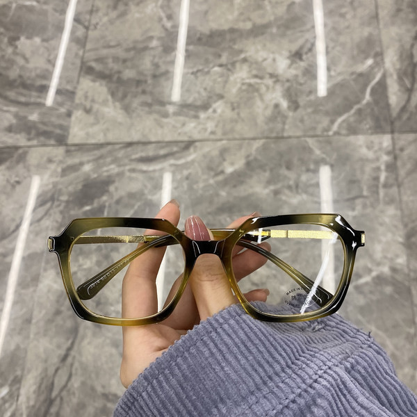 Moteriški laisvalaikio akiniai spalvotais rėmeliais ir skaidrūs akiniai