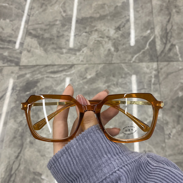 Moteriški laisvalaikio akiniai spalvotais rėmeliais ir skaidrūs akiniai