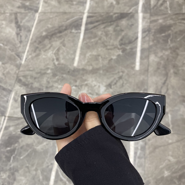 Modernūs akiniai nuo saulės plačiu rėmeliu moterims