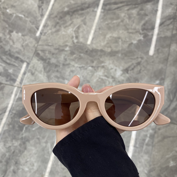 Modernūs akiniai nuo saulės plačiu rėmeliu moterims