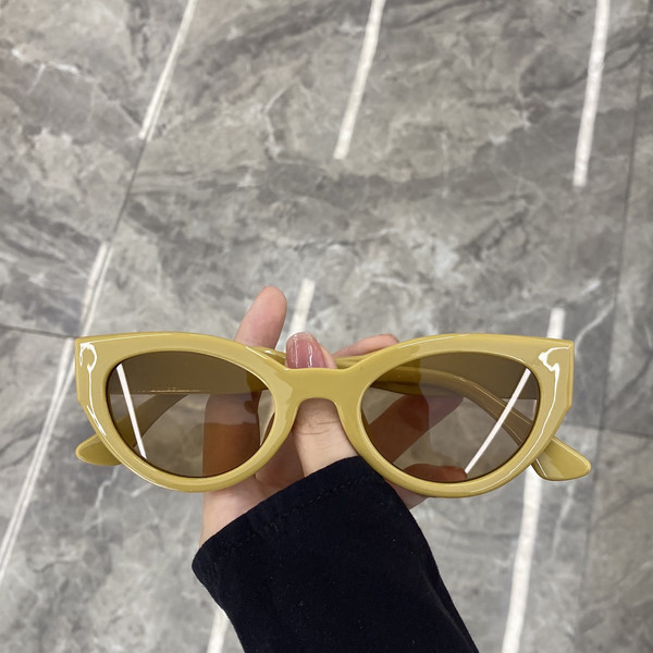 Modernūs akiniai nuo saulės plačiu rėmeliu moterims