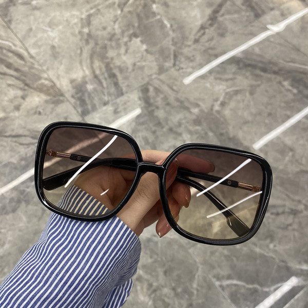 Naiste ümarad päikeseprillid mitmes värvitoonis