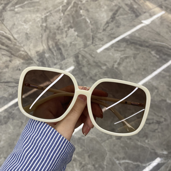 Naiste ümarad päikeseprillid mitmes värvitoonis