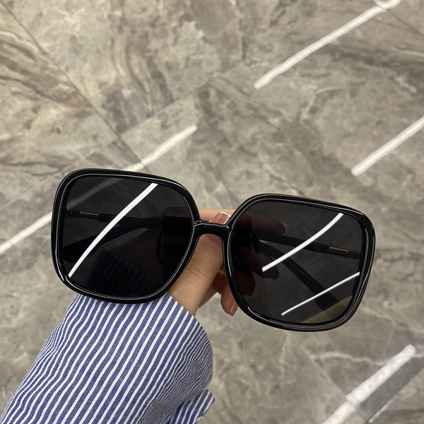 Naiste ümarad päikeseprillid mitmes värvitoonis