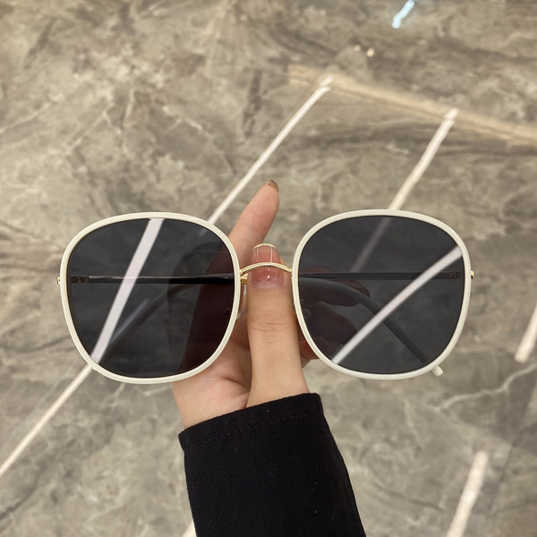 Modernūs moteriški akiniai apvaliais lęšiais ir spalvotu plonu rėmeliu