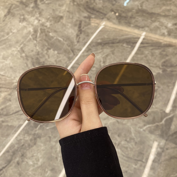 Modernūs moteriški akiniai apvaliais lęšiais ir spalvotu plonu rėmeliu