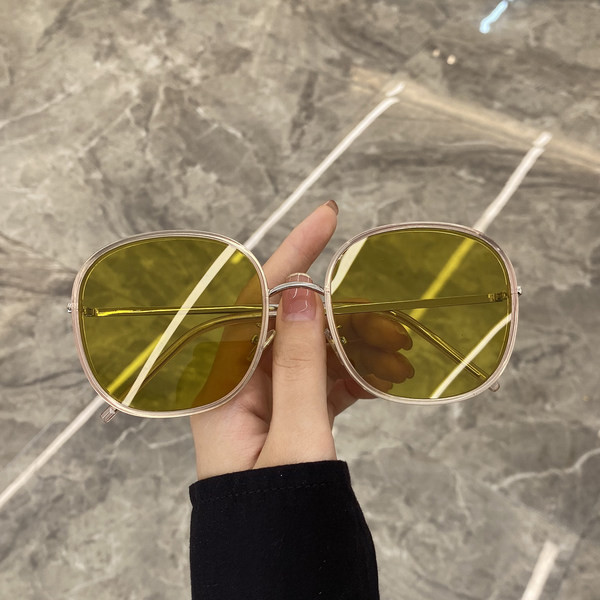 Modernūs moteriški akiniai apvaliais lęšiais ir spalvotu plonu rėmeliu