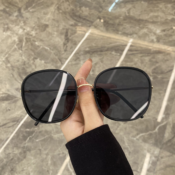 Modernūs moteriški akiniai apvaliais lęšiais ir spalvotu plonu rėmeliu