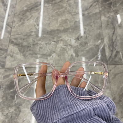 Permatomi moteriški akiniai plonais rėmeliais