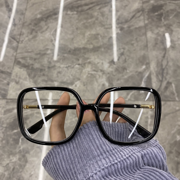 Permatomi moteriški akiniai plonais rėmeliais