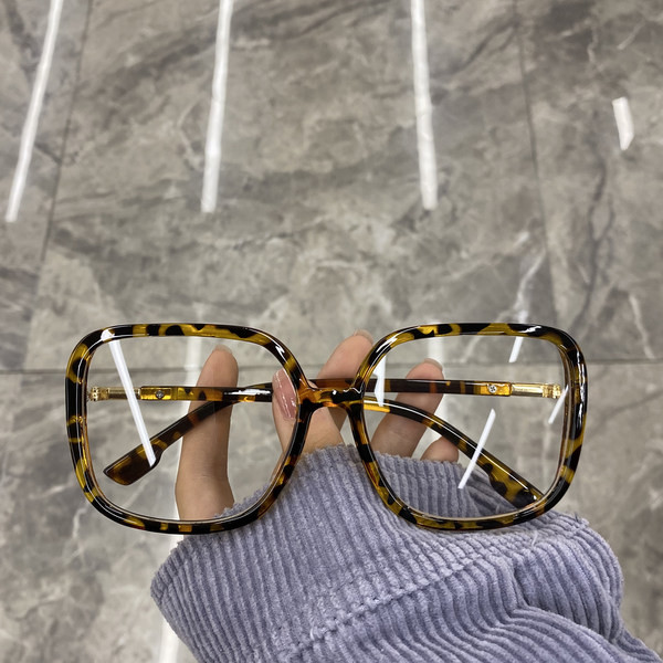 Permatomi moteriški akiniai plonais rėmeliais