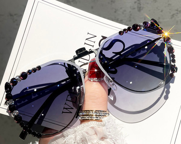 Naiste kaasaegsed polariseeritud dekoratiivkividega prillid