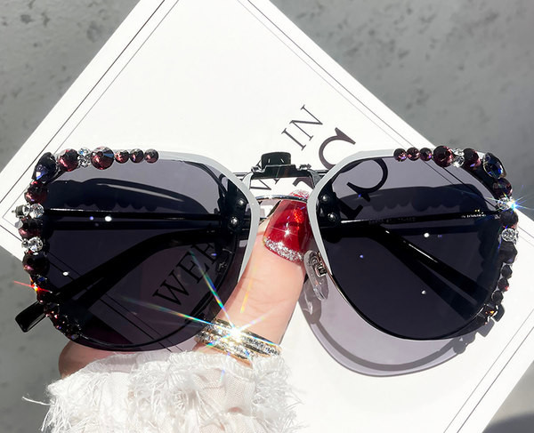 Naiste kaasaegsed polariseeritud dekoratiivkividega prillid