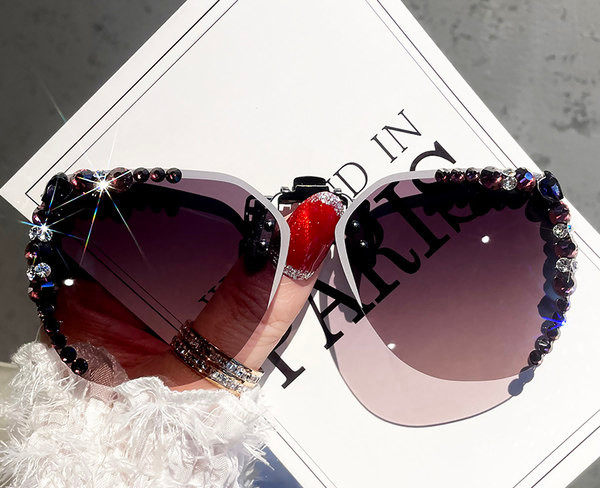 Naiste kaasaegsed polariseeritud dekoratiivkividega prillid