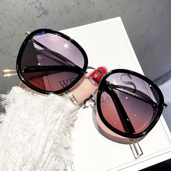 Naujas moteriškų akinių modelis su apvalia forma ir veidrodžio efektu