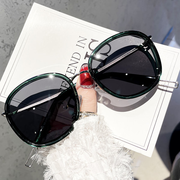 Naujas moteriškų akinių modelis su apvalia forma ir veidrodžio efektu