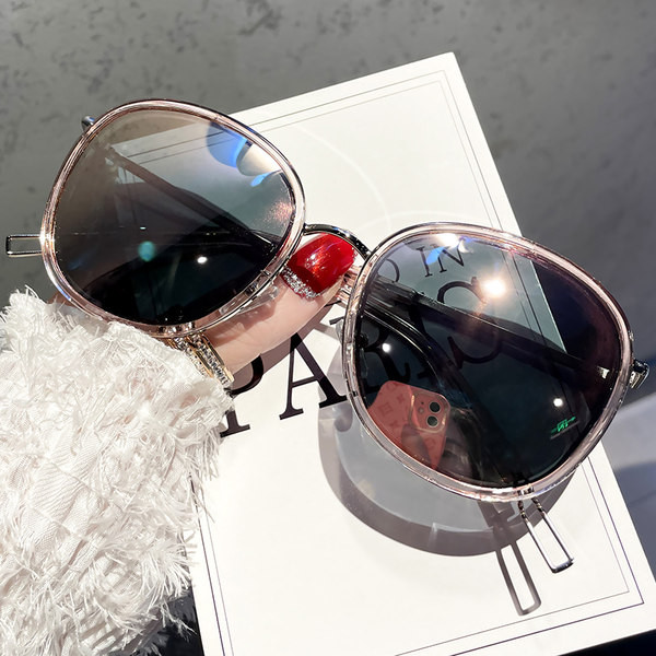 Naujas moteriškų akinių modelis su apvalia forma ir veidrodžio efektu