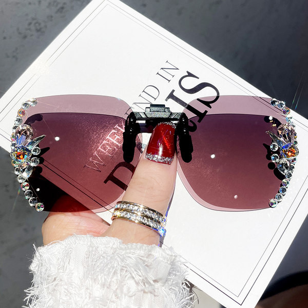 Moodsad naiste kividega prillid