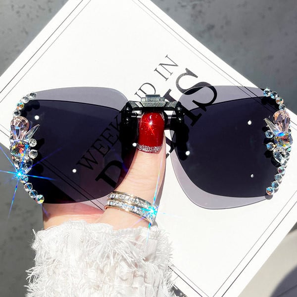 Moodsad naiste kividega prillid