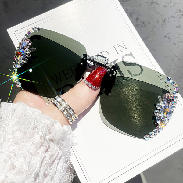 Moodsad naiste kividega prillid