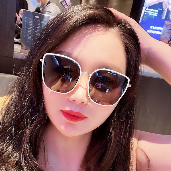 Moteriški akiniai nuo saulės su UV apsauga