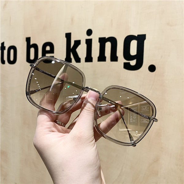 Naiste ruudukujulised päikeseprillid - retro stiilis