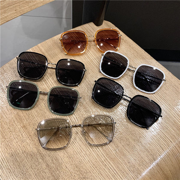 Naiste ruudukujulised päikeseprillid - retro stiilis