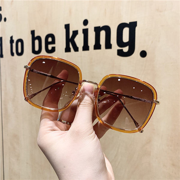 Naiste ruudukujulised päikeseprillid - retro stiilis