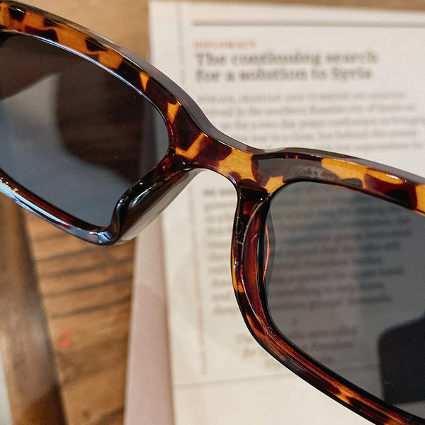 Naiste ristkülikukujulised retroprillid