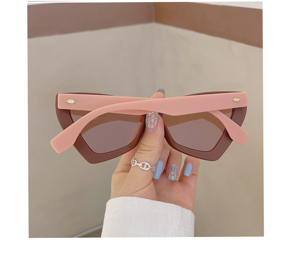 Moteriški modernūs akiniai, tinkantys kasdieniam naudojimui