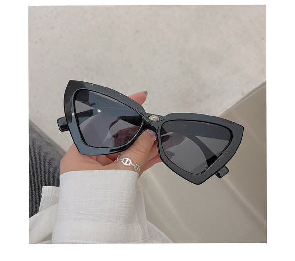 Moteriški modernūs akiniai, tinkantys kasdieniam naudojimui