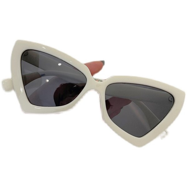 Moteriški modernūs akiniai, tinkantys kasdieniam naudojimui