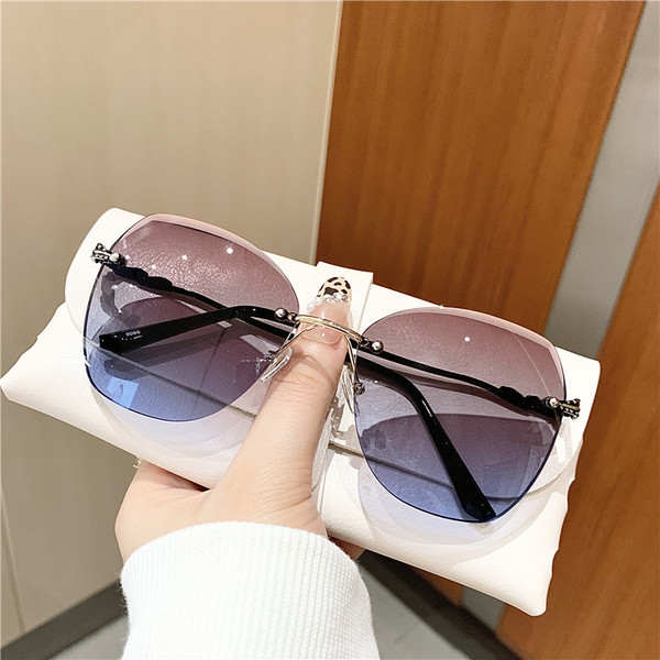 Modernūs moteriški akiniai su spalvotais lęšiais ir plonu metaliniu rėmeliu