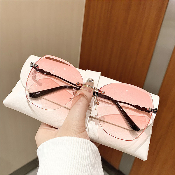 Modernūs moteriški akiniai su spalvotais lęšiais ir plonu metaliniu rėmeliu