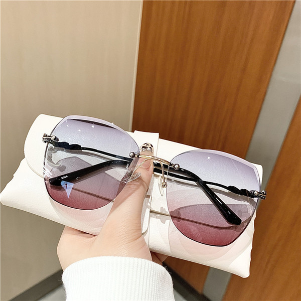 Modernūs moteriški akiniai su spalvotais lęšiais ir plonu metaliniu rėmeliu