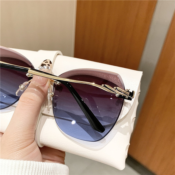 Modernūs moteriški akiniai su spalvotais lęšiais ir plonu metaliniu rėmeliu