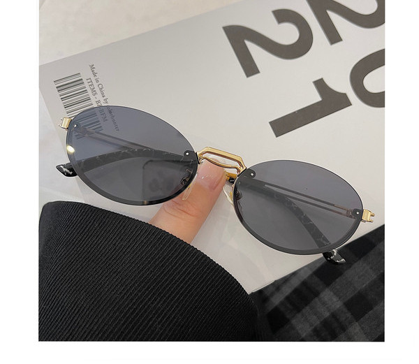 Γυναικεία μοντέρνα οβάλ γυαλιά με λεπτό μεταλλικό σκελετό