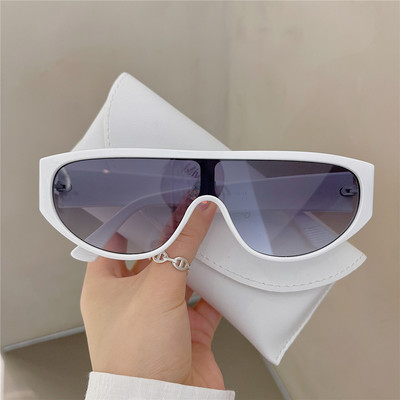 Γυναικεία γυαλιά ηλίου με μη τυποποιημένο σχήμα