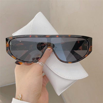 Γυναικεία γυαλιά ηλίου με μη τυποποιημένο σχήμα