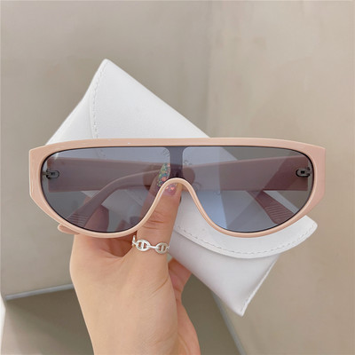 Γυναικεία γυαλιά ηλίου με μη τυποποιημένο σχήμα