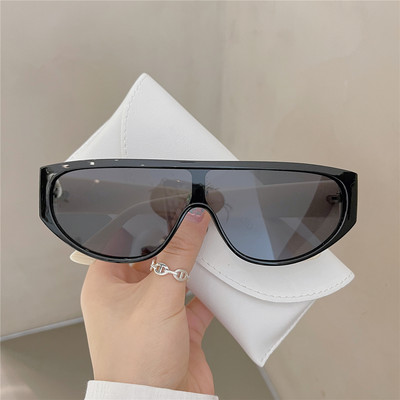 Γυναικεία γυαλιά ηλίου με μη τυποποιημένο σχήμα