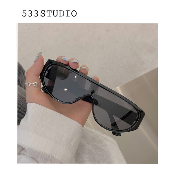 Γυναικεία γυαλιά ηλίου με μη τυποποιημένο σχήμα