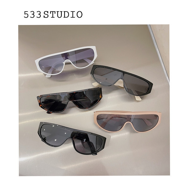 Γυναικεία γυαλιά ηλίου με μη τυποποιημένο σχήμα